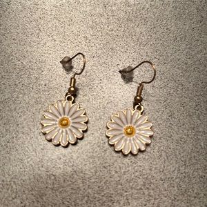 Dainty daisy earrings